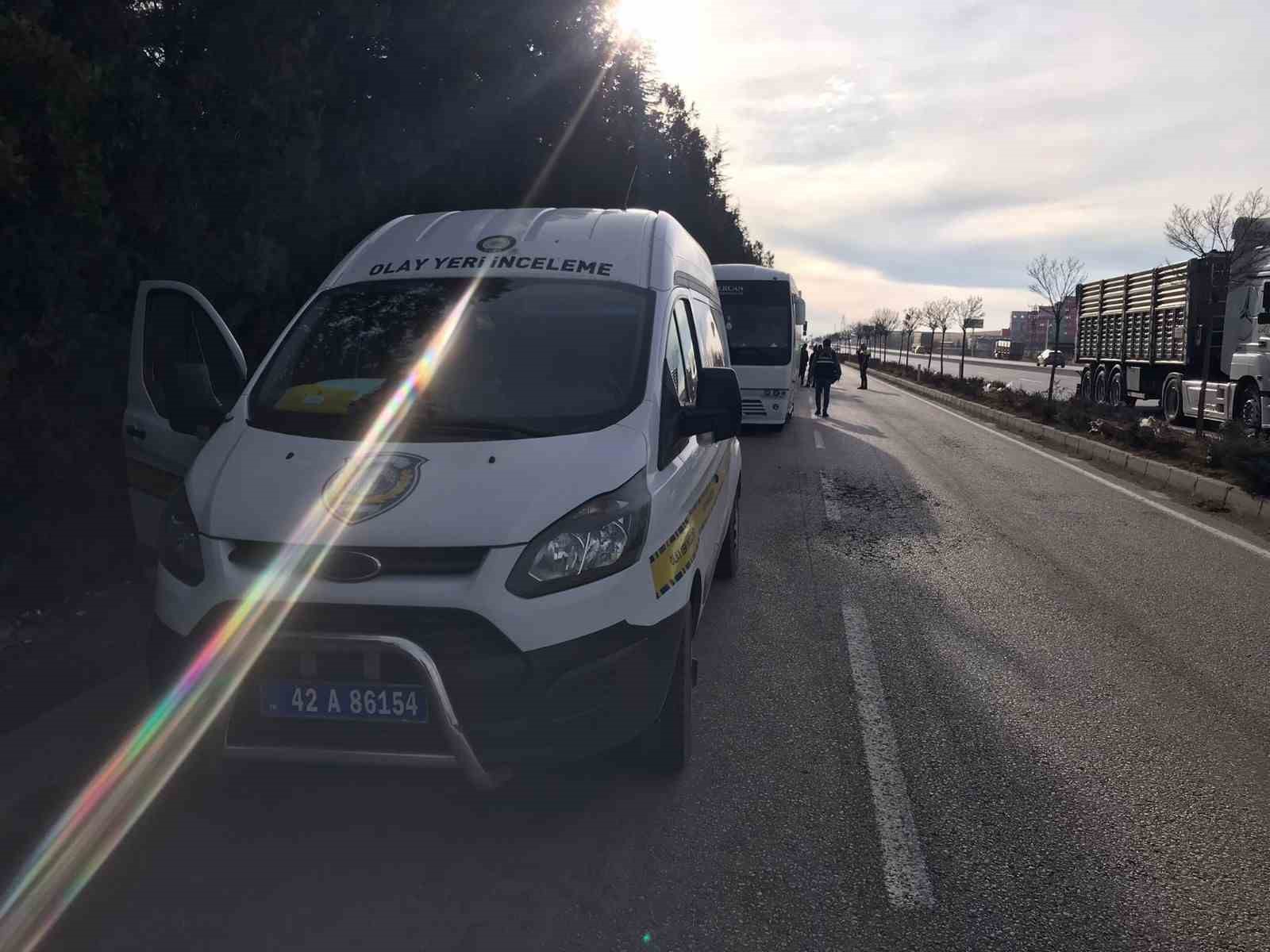 Park halindeki aracının yanında beklerken işçi servisi çarptı