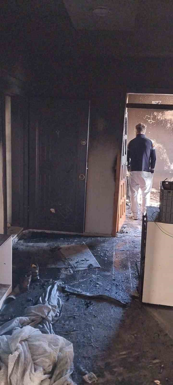 Yanan ev imece usul&uuml; tamir ediliyor
