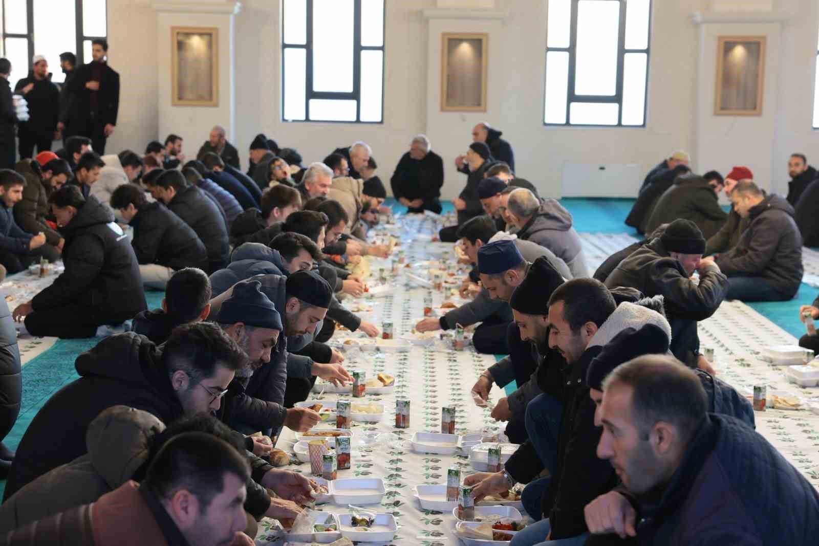 Erzincan&rsquo;da &Uuml;&ccedil; Aylar başlangıcında Terzibaba K&uuml;lliyesi&rsquo;nde sabah namazı programı d&uuml;zenlendi
