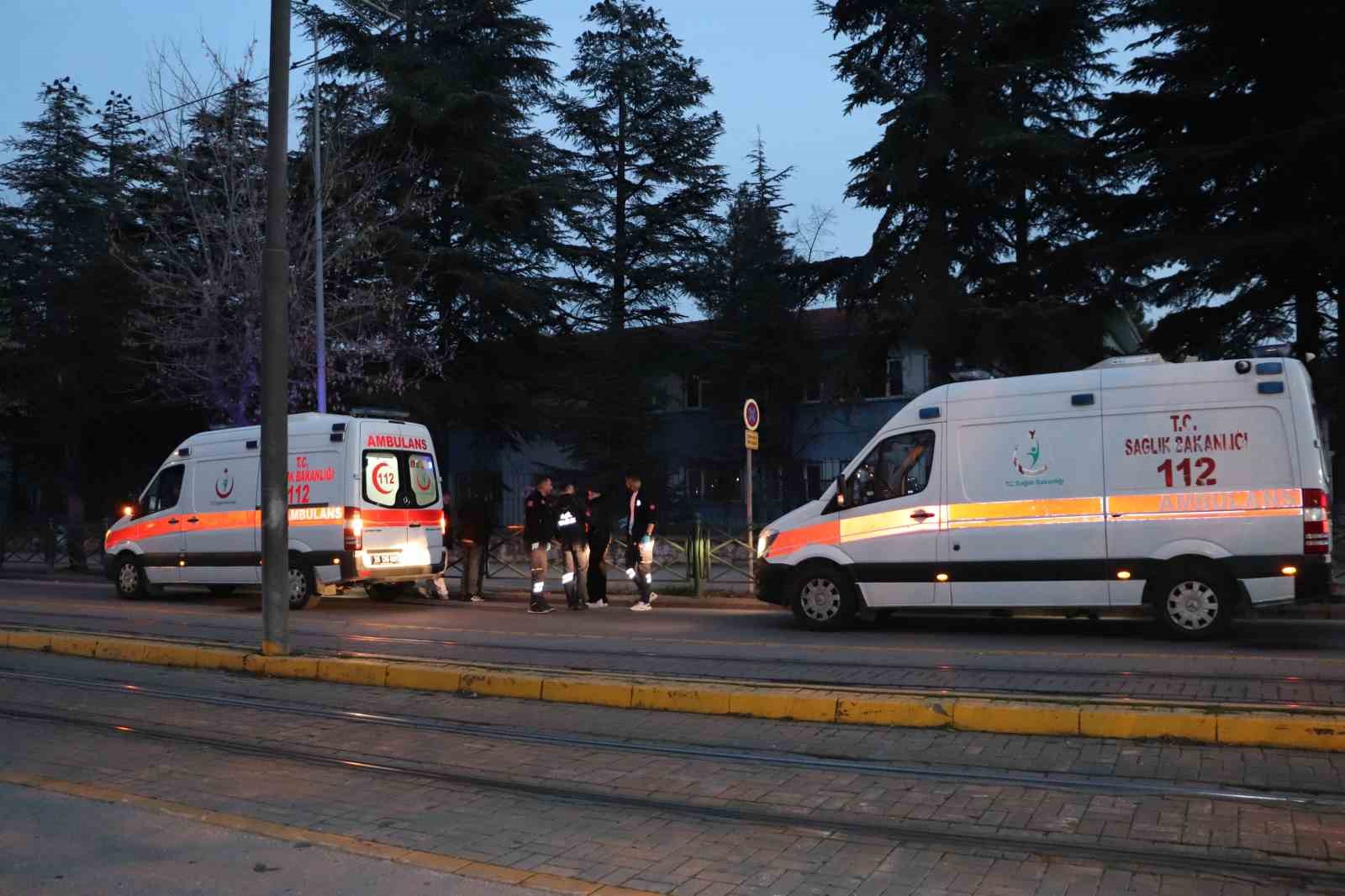 Eskişehir&rsquo;de liselilerin kavgası kanlı bitti: 1 yaralı
