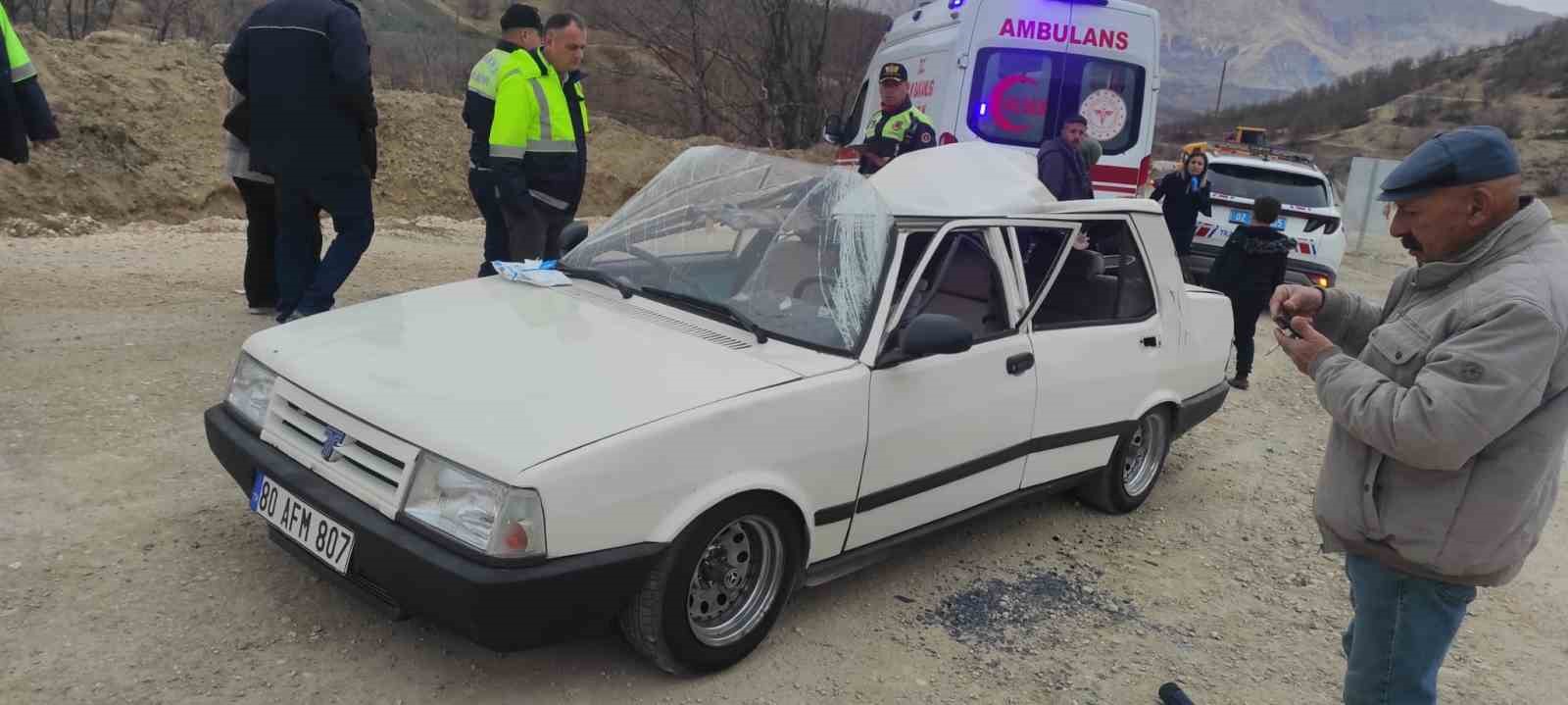 Otomobildeki 5 kişi &ouml;l&uuml;mden d&ouml;nd&uuml;: 2 yaralı
