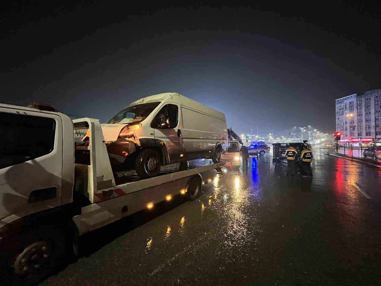 Panelvan ile çarpışan ambulans devrildi: 6 yaralı
