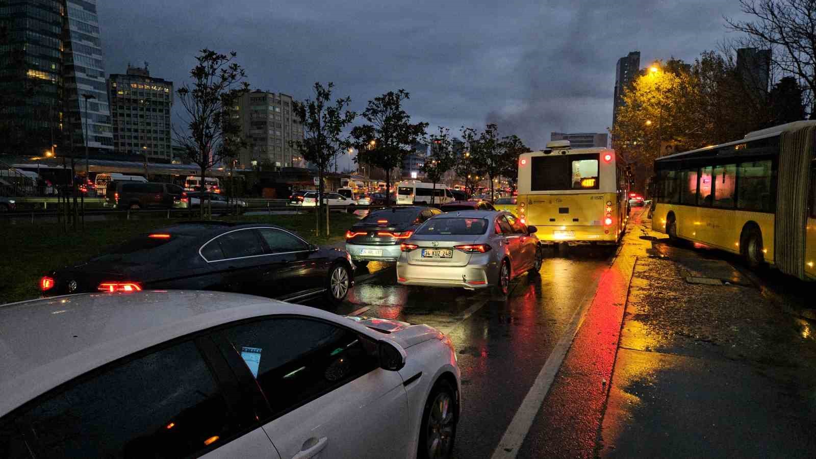 İstanbul&rsquo;da yağışın da etkisiyle trafik durma noktasına geldi
