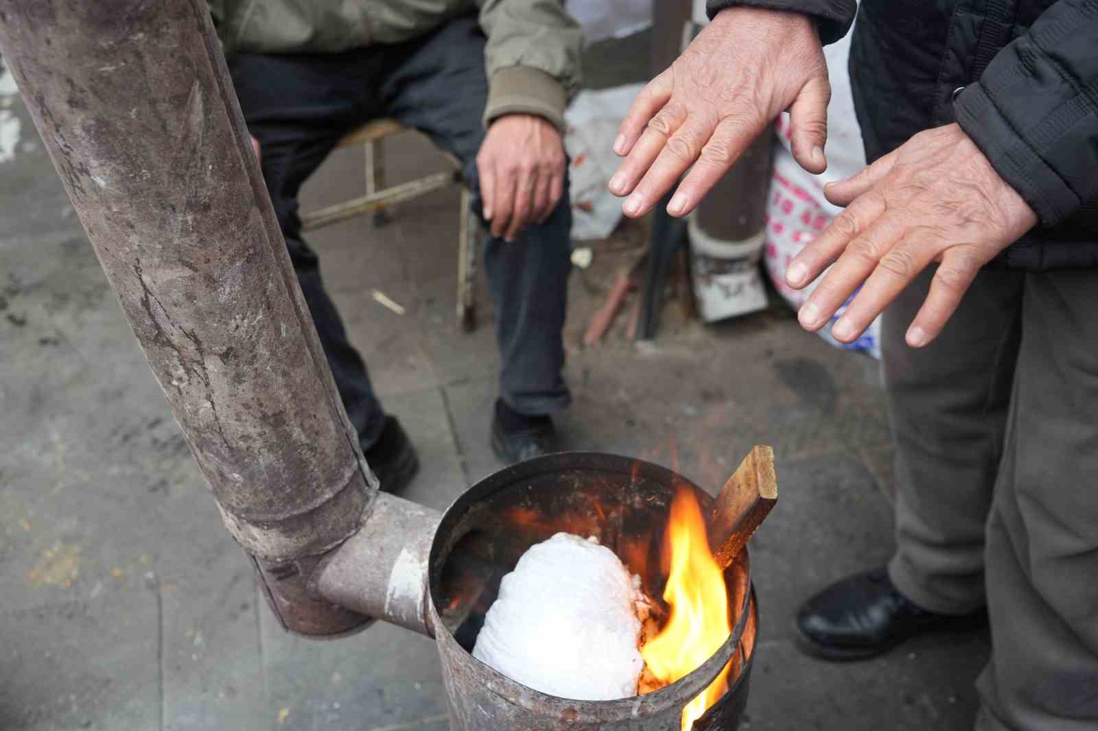 Erzincan pazarcısı soğukta sobayla ısınıyor