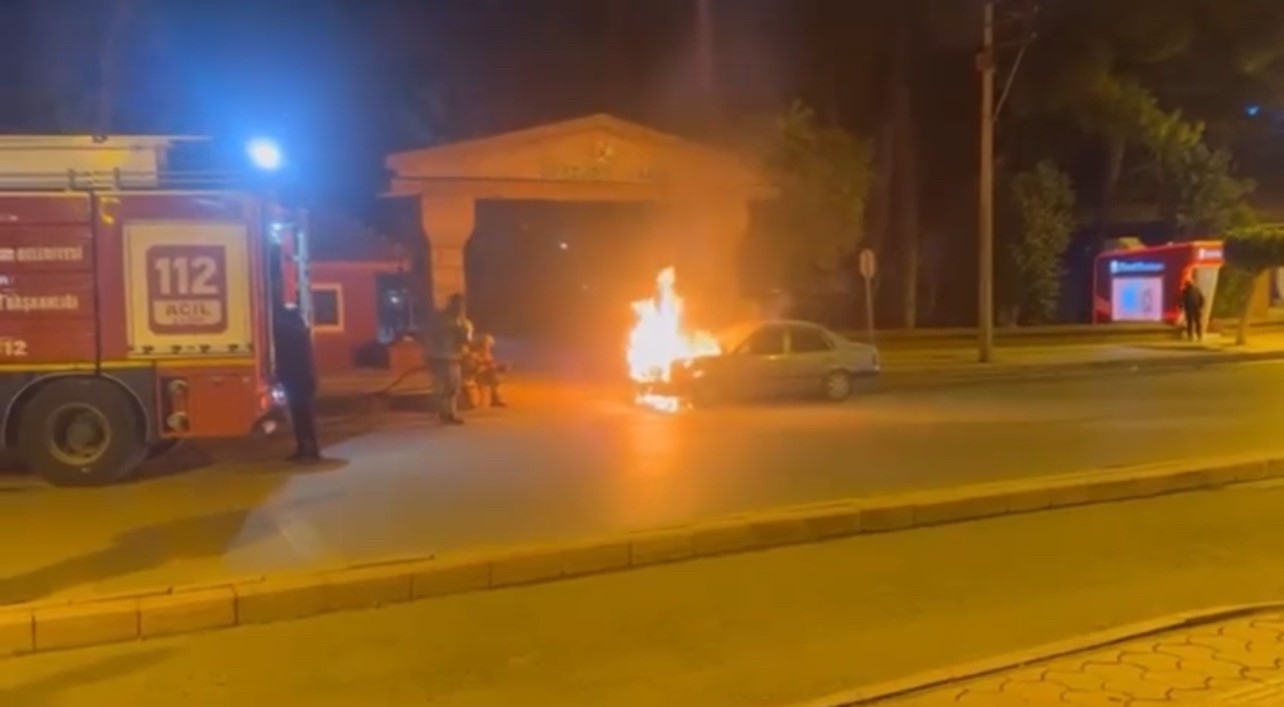 Hatay’da seyir halindeki otomobil alevlere teslim oldu