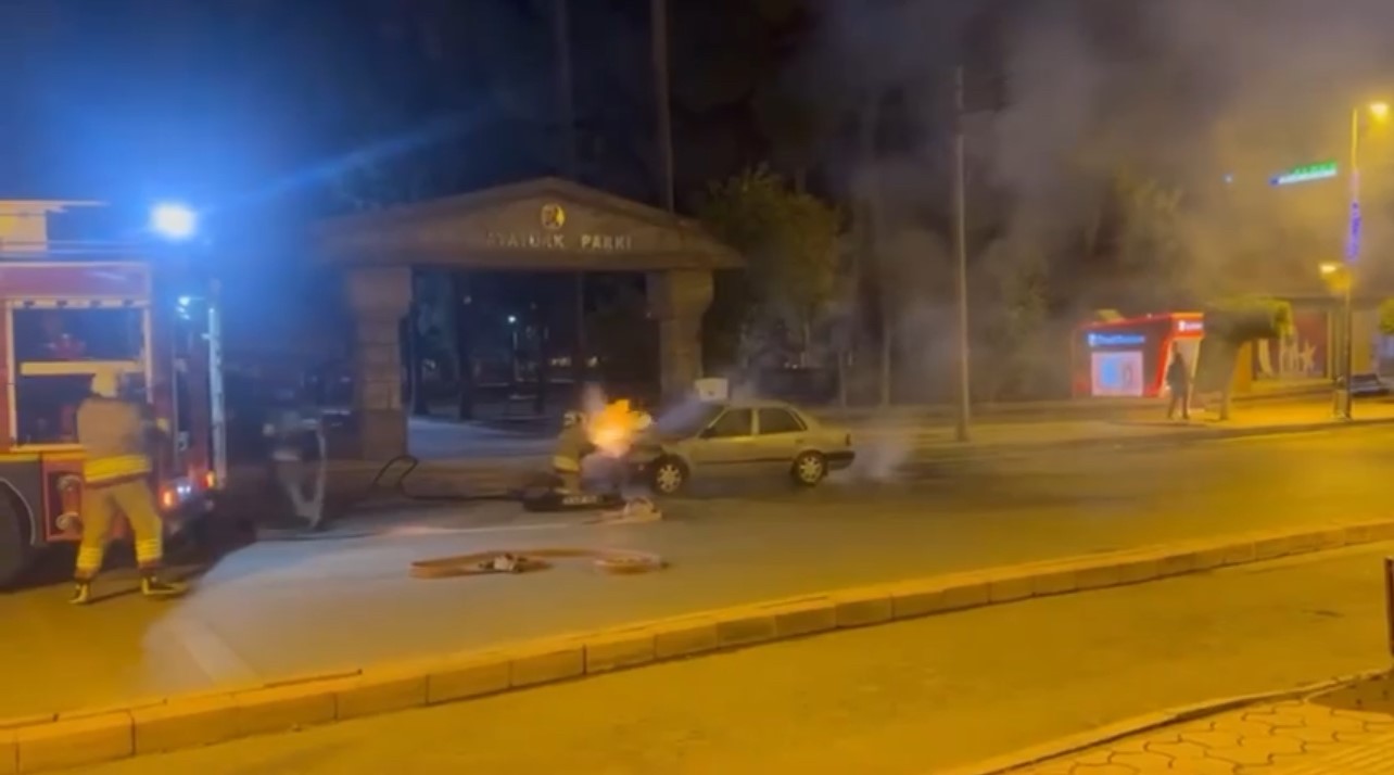 Hatay&rsquo;da seyir halindeki otomobil alevlere teslim oldu
