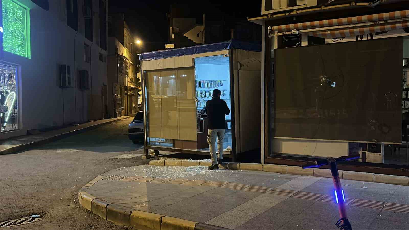 Hatay’da 6 araç ve 4 iş yerinin camlarını taşla kırdılar