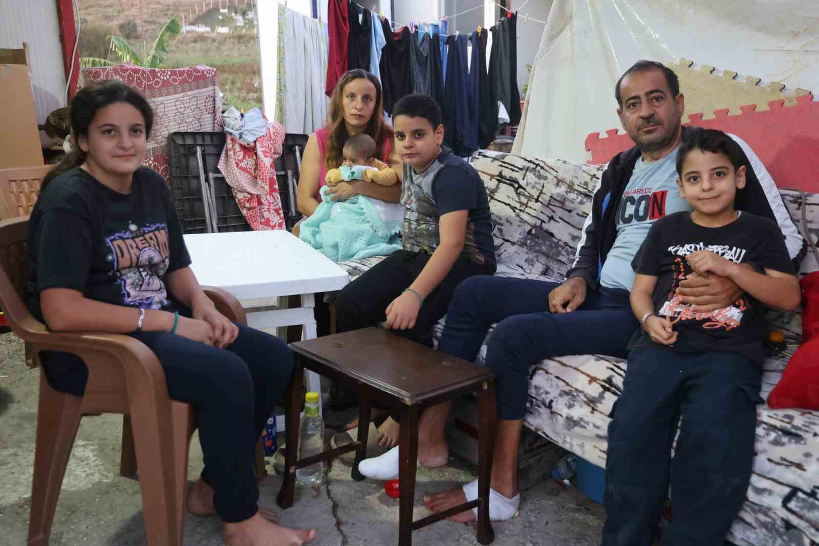 El işiyle ilmik atarak para kazanan 4 çocuklu anne, evlatlarına ve engelli eşine kendi emeğiyle bakıyor
