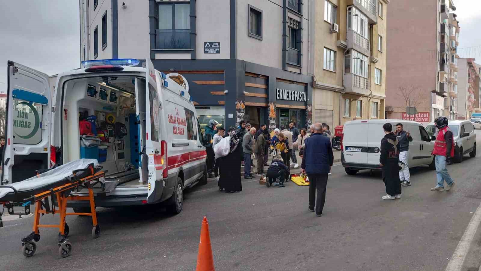 Aracın yayaya &ccedil;arptığı anlar kameraya yansıdı
