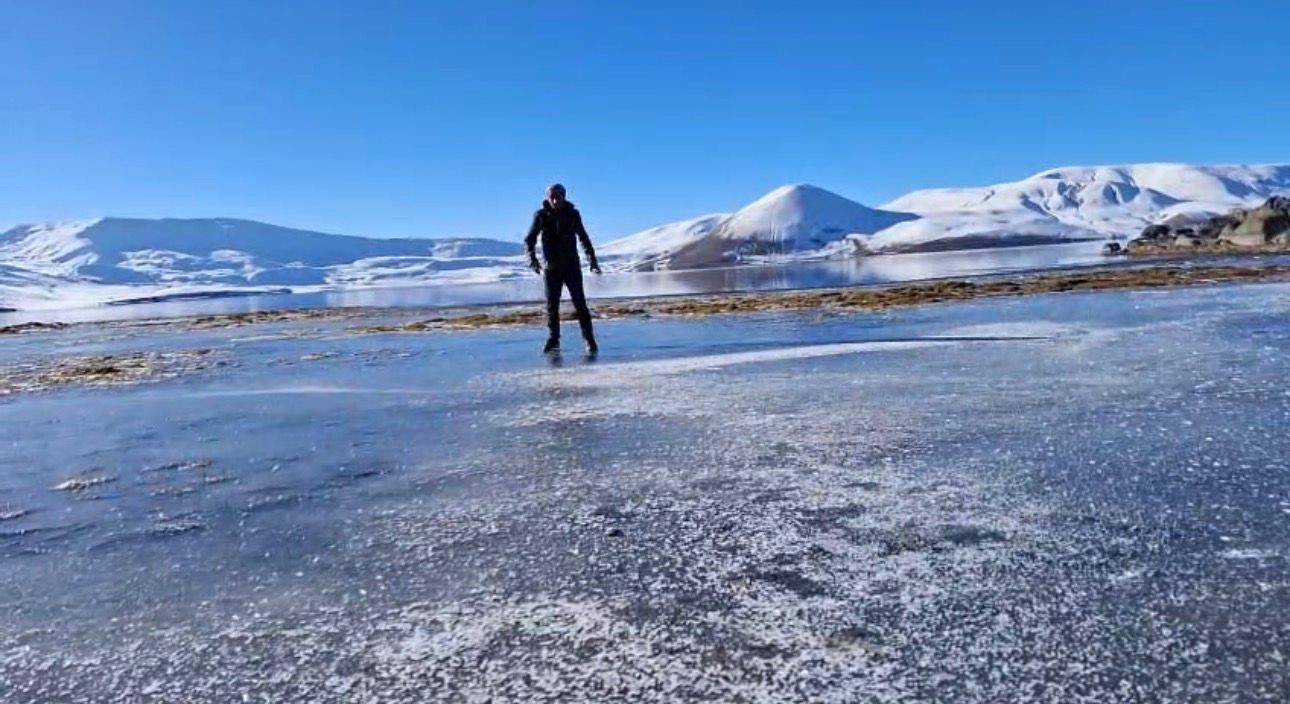 Taşlıçay Balık Gölü kısmen buz tuttu