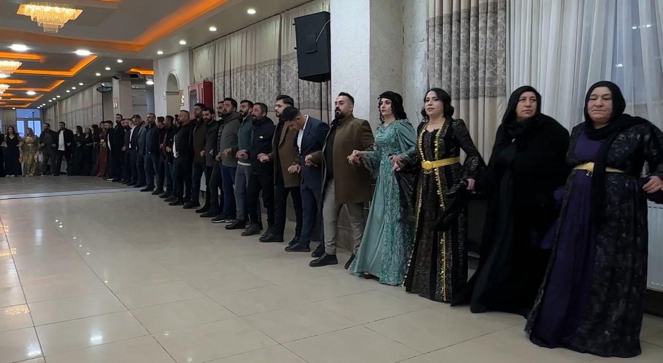 Kırgız gelin ve Y&uuml;ksekovalı damadın kargoda başlayan aşkı mutlu sonla bitti
