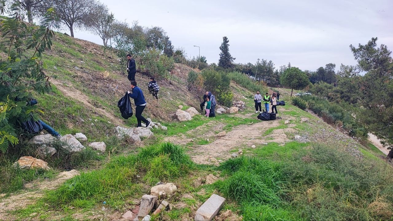 &Ccedil;&ouml;pleri belediye yerine g&ouml;n&uuml;ll&uuml;ler topladı
