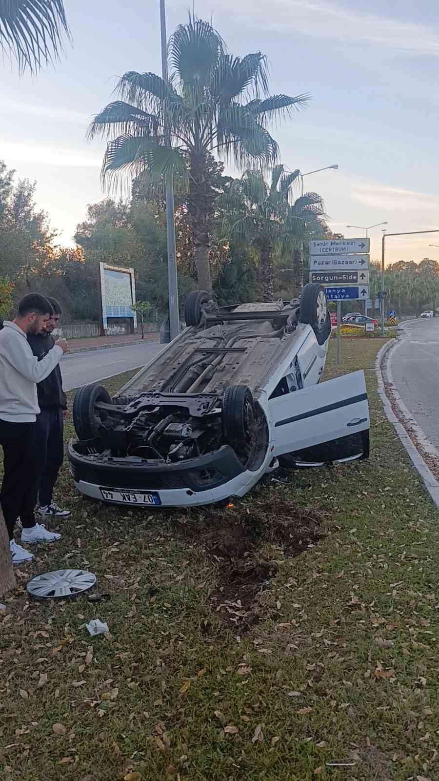 Antalya&rsquo;da ref&uuml;je &ccedil;arpıp ters d&ouml;nen ara&ccedil;tan ayakta &ccedil;ıktı
