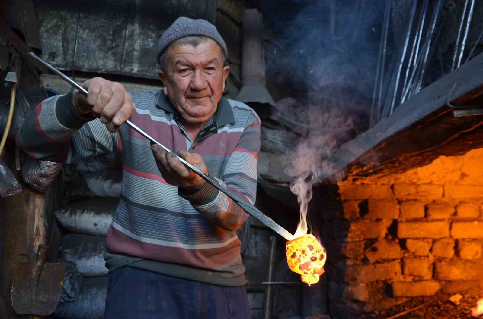 Demirci&rsquo;de asırlık &ccedil;ancılık mesleği 3 kuşaktır yaşatılıyor
