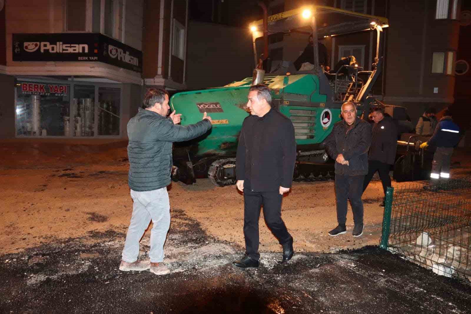 Sungurlu&rsquo;da sıcak asfalt mesaisi gece-g&uuml;nd&uuml;z devam ediyor
