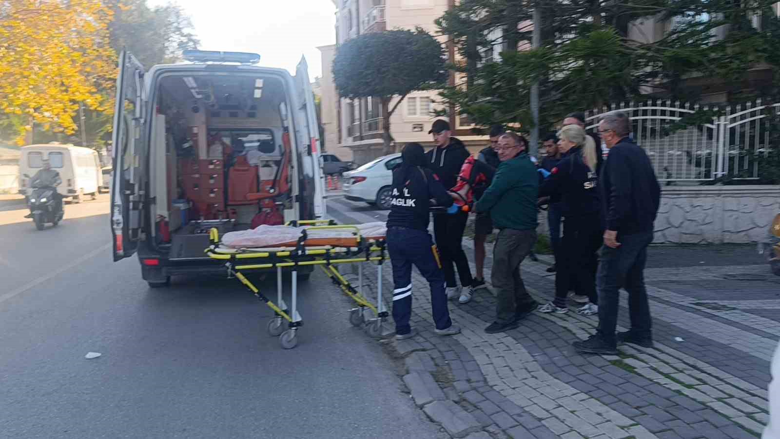 Antalya&rsquo;da &rsquo;U&rsquo; d&ouml;n&uuml;ş&uuml; yapan otomobille motosiklet &ccedil;arpıştı: 1 yaralı
