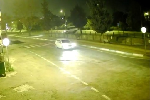 Dereye uçan minibüsün sürücüsü yaralandı