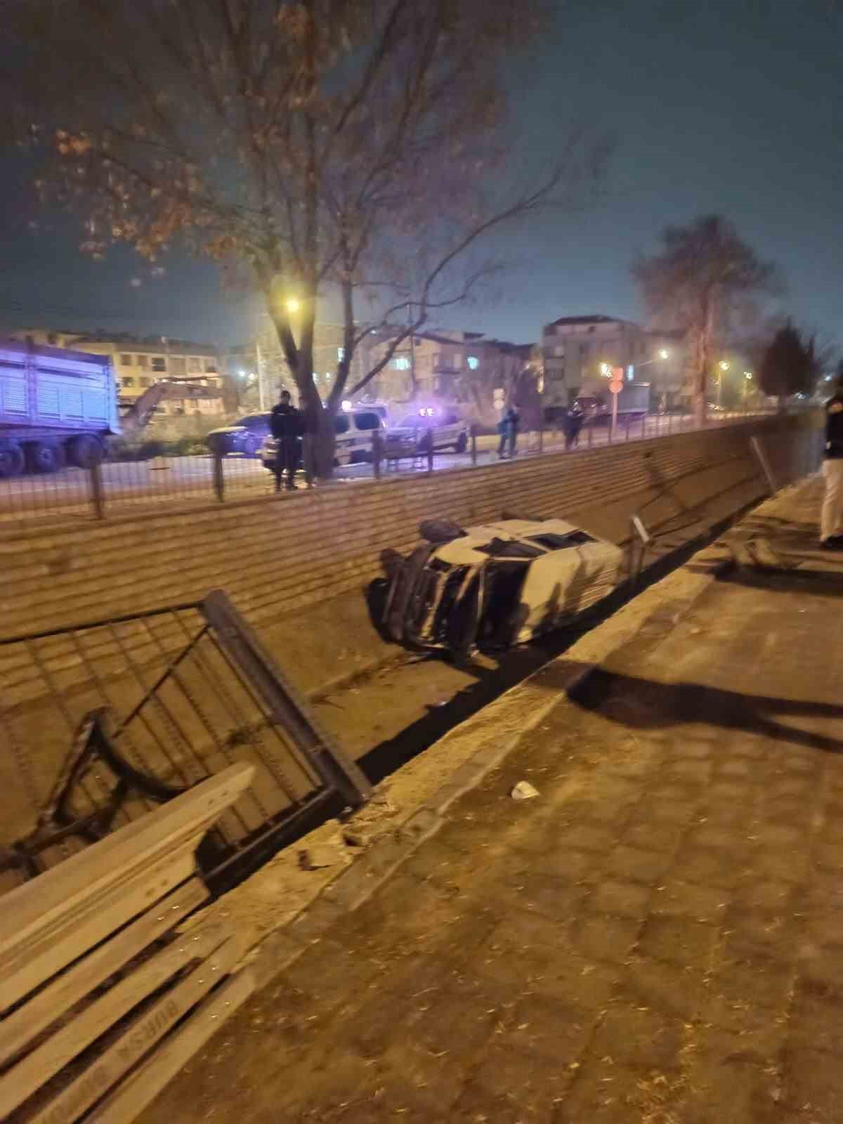 Dereye u&ccedil;an minib&uuml;s&uuml;n s&uuml;r&uuml;c&uuml;s&uuml; yaralandı
