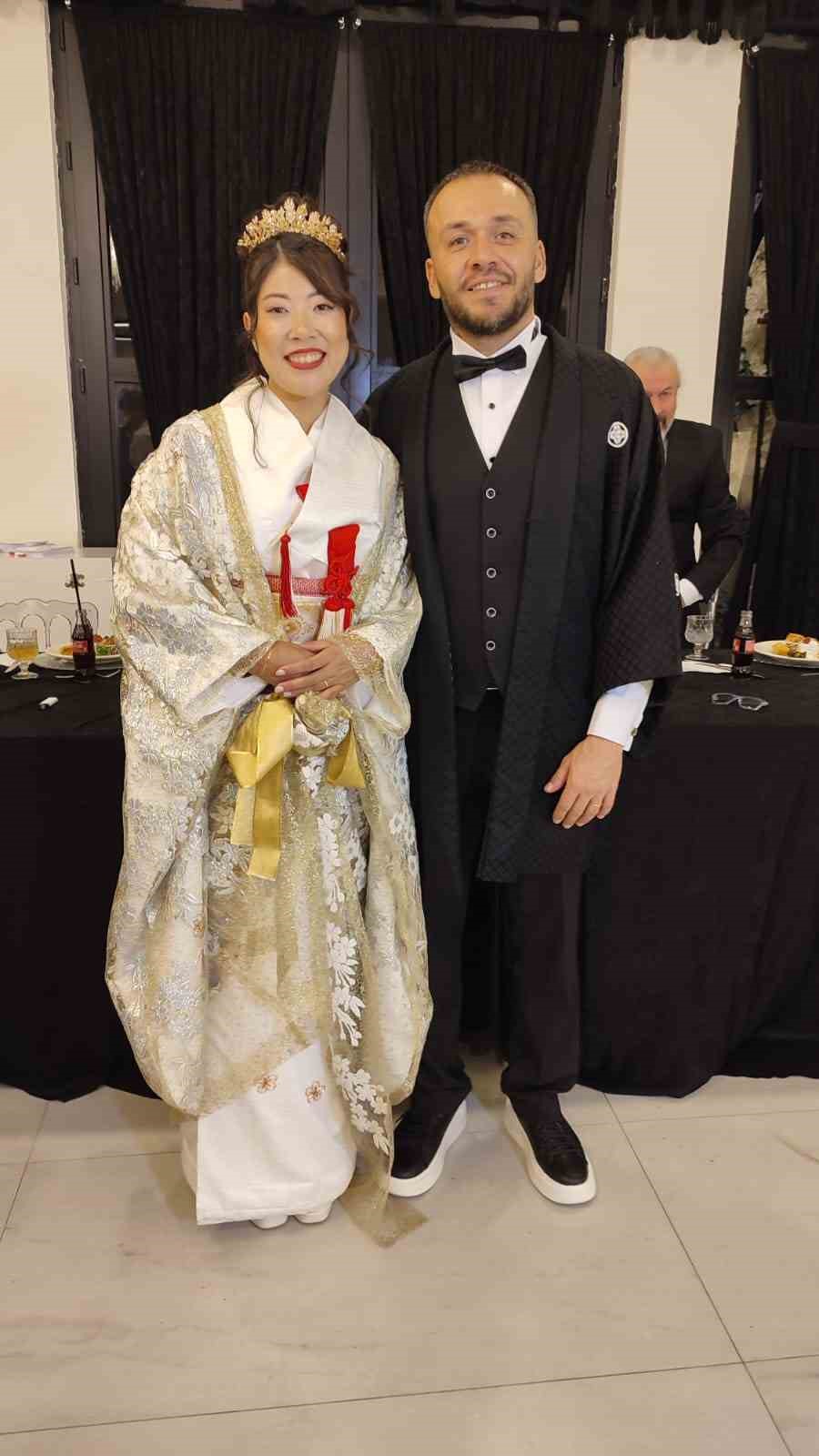 Japon gelin ve T&uuml;rk damat konuklarını kimanoyla karşıladı
