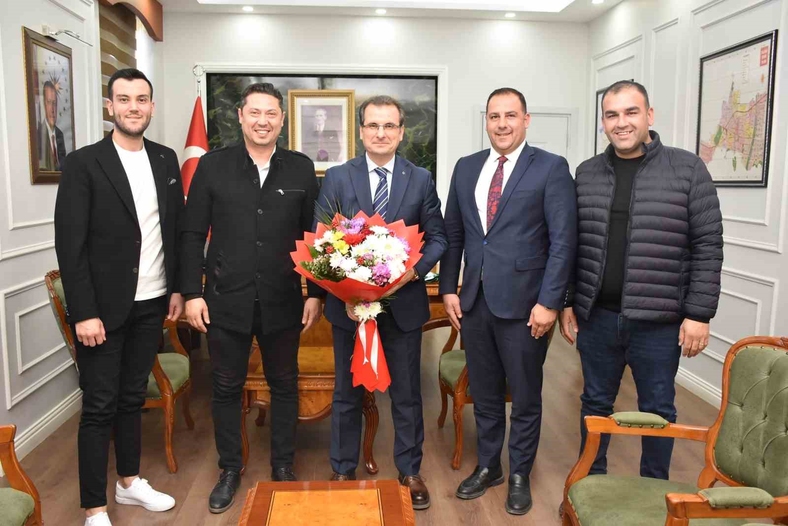 Kaymakam G&uuml;ldoğan&rsquo;a forma hediye ettiler
