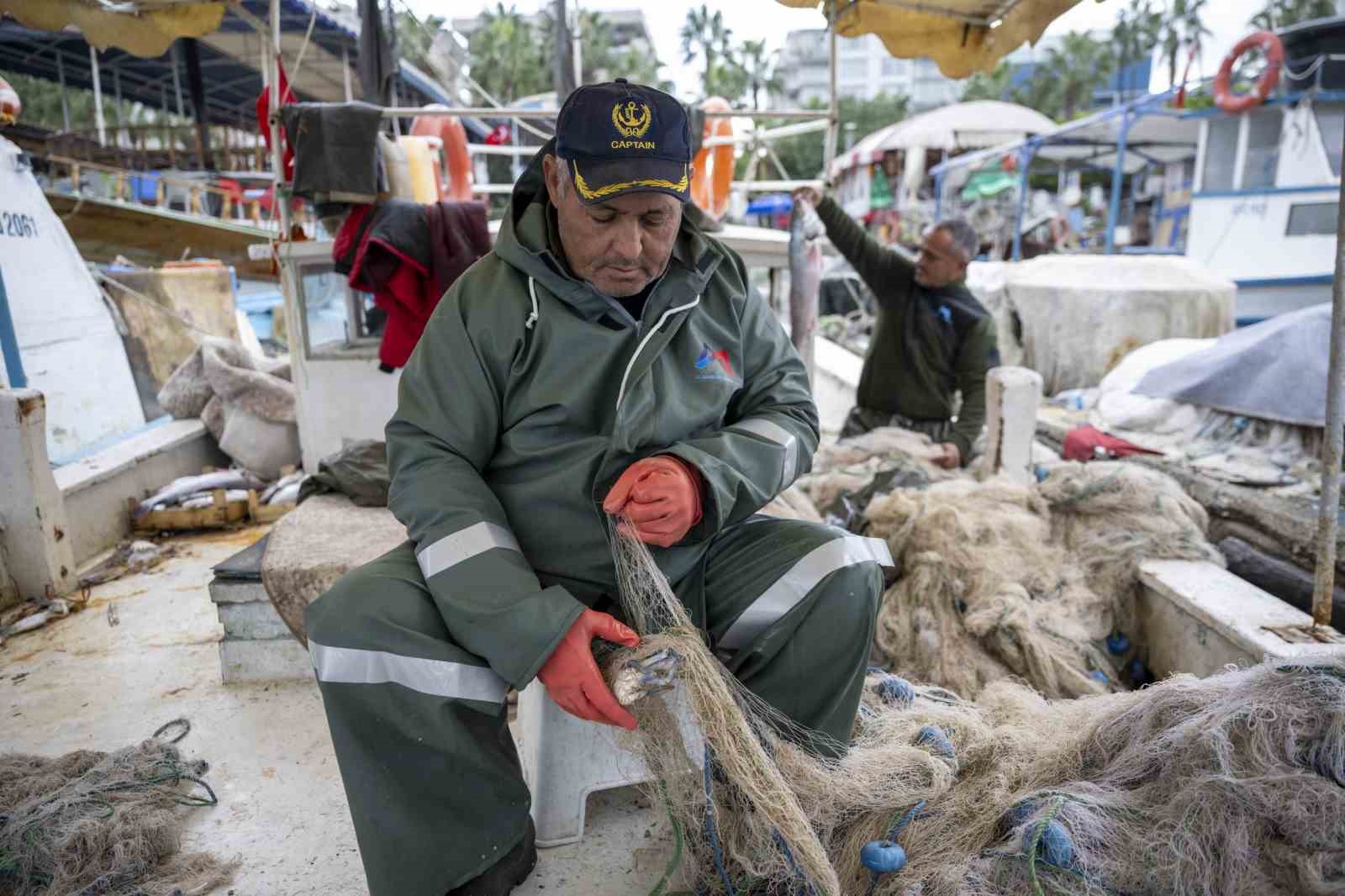 Mersin&rsquo;de balık&ccedil;ılara ekipman desteği s&uuml;r&uuml;yor
