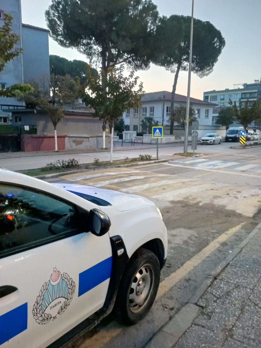 Germencik&rsquo;te okul &ouml;nlerinde zabıta n&ouml;beti s&uuml;r&uuml;yor
