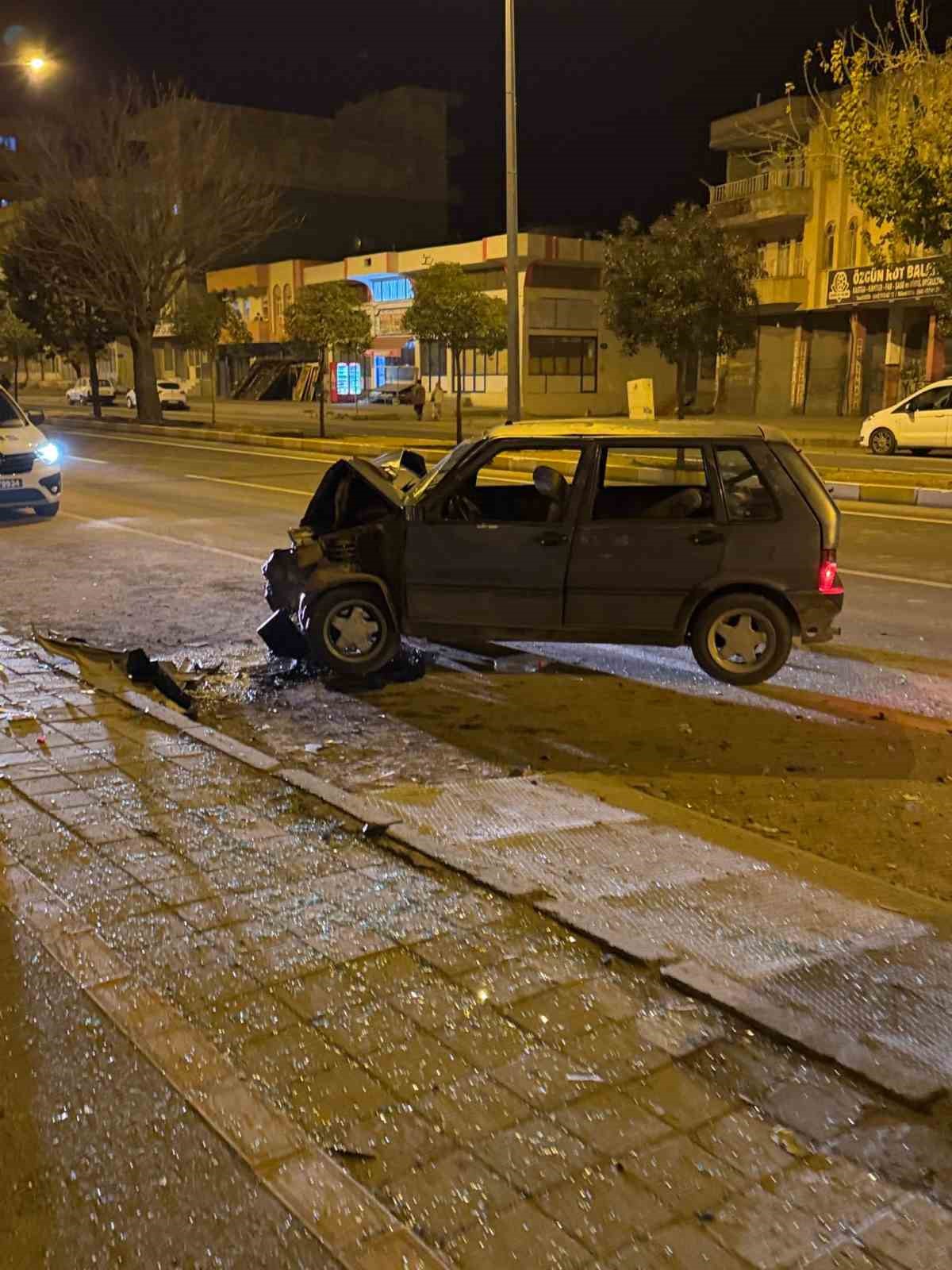 Mardin’de park halindeki araca çarpan otomobil sürücüsü yaralandı