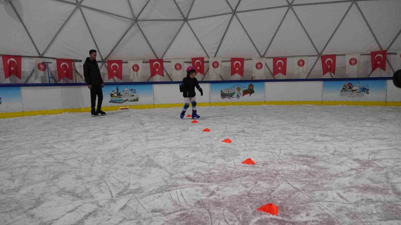 Keçiören’de ücretsiz buz pateni pisti yoğun ilgi görüyor