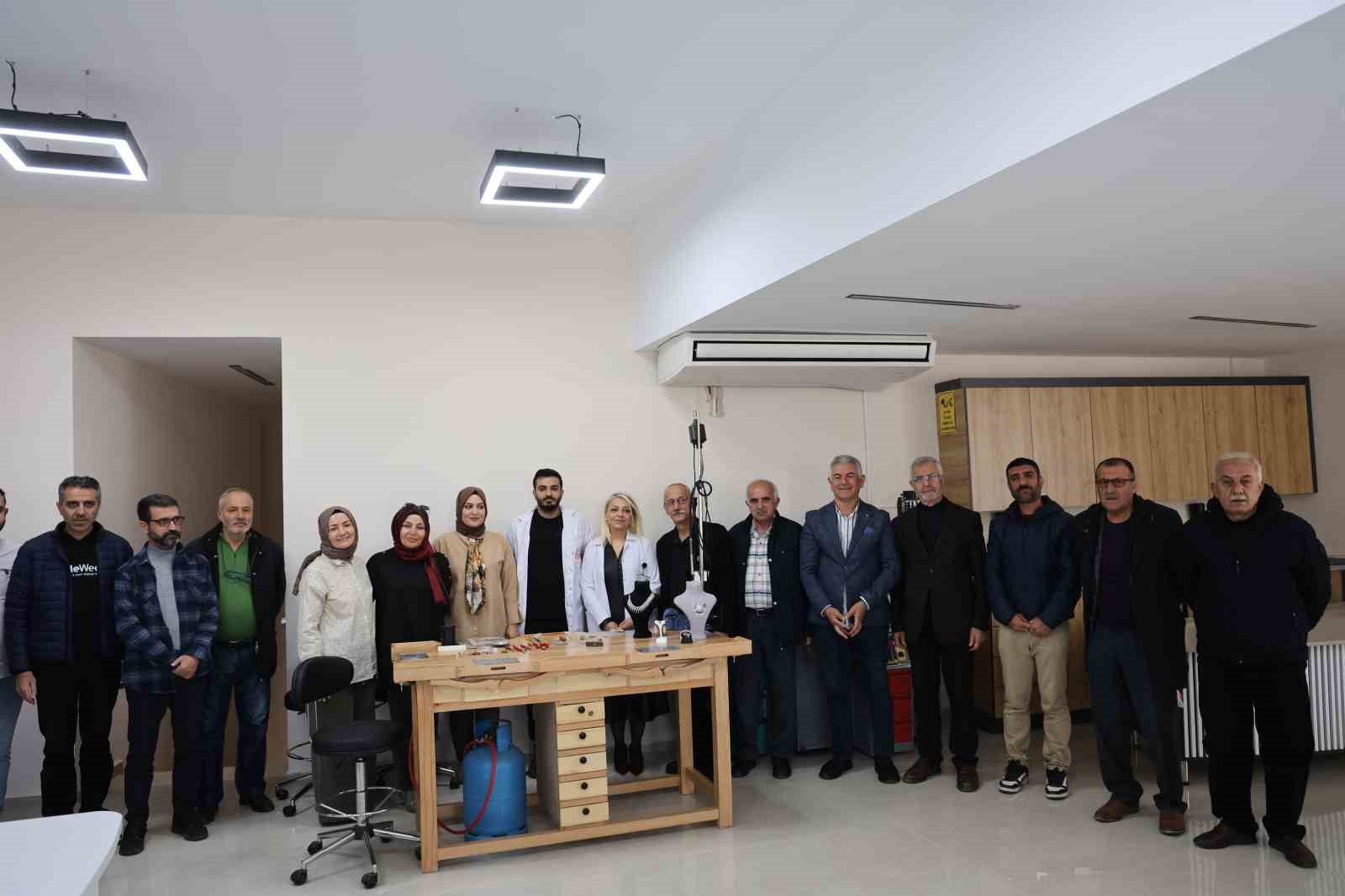 Diyarbakır&rsquo;ın 57 yıllık kuyumculuk hafızası olan zanaatkar, &ouml;ğretmenlerle buluştu
