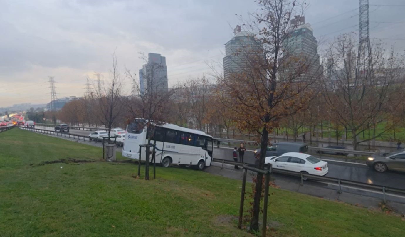 Servis minibüsü yoldan çıktı, bariyerleri aşıp yeşillik alana uçtu