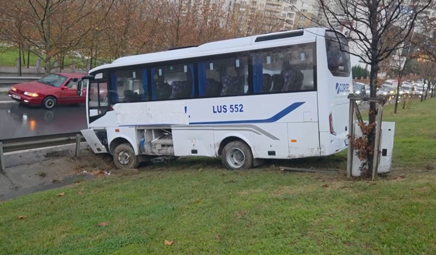 Servis minib&uuml;s&uuml; yoldan &ccedil;ıktı, bariyerleri aşıp yeşillik alana u&ccedil;tu
