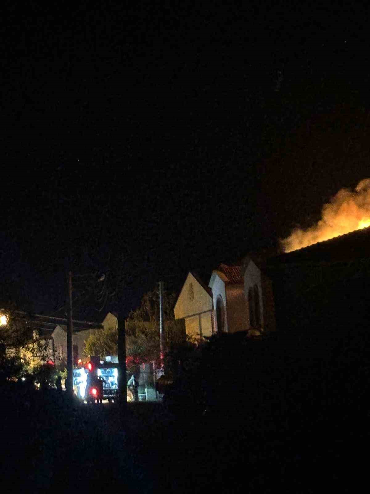 &Ccedil;eşme&rsquo;de villa yangını
