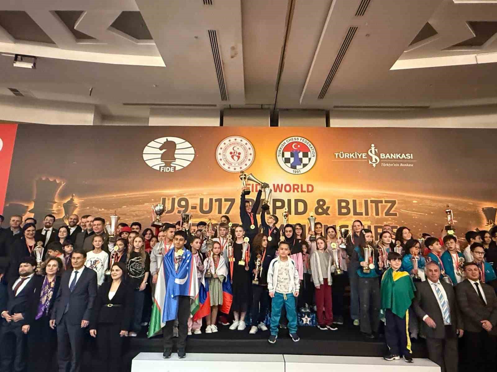 Bakan Bak’tan dünya şampiyonu olan milli satranççılara tebrik mesajı