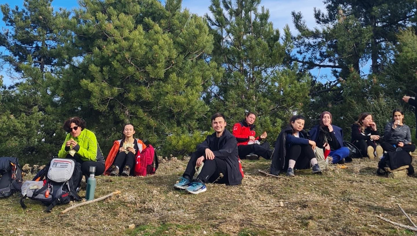 Şehitler i&ccedil;in zirveye tırmandılar
