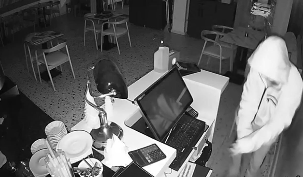 Beylikd&uuml;z&uuml;&rsquo;nde 3 işyerinden toplam  51 bin 500 TL &ccedil;alan hırsızlar kamerada
