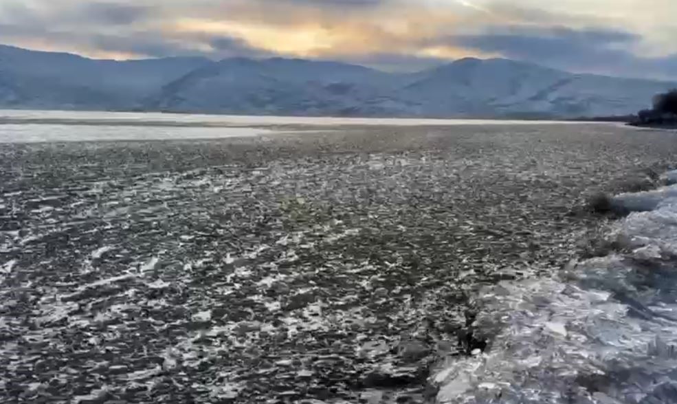 Çıldır Gölü’nde buz kütleleri sahile vurdu
