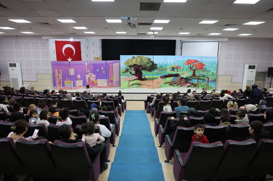 Kartepe’de çocuklara "Küçük Cesaretler Kulübü" oyunu sahnelendi
