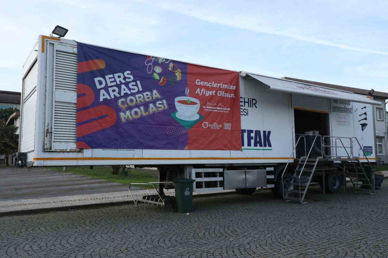 Ordu&rsquo;da &uuml;niversite &ouml;ğrencilerine sıcak &ccedil;orba ikramı
