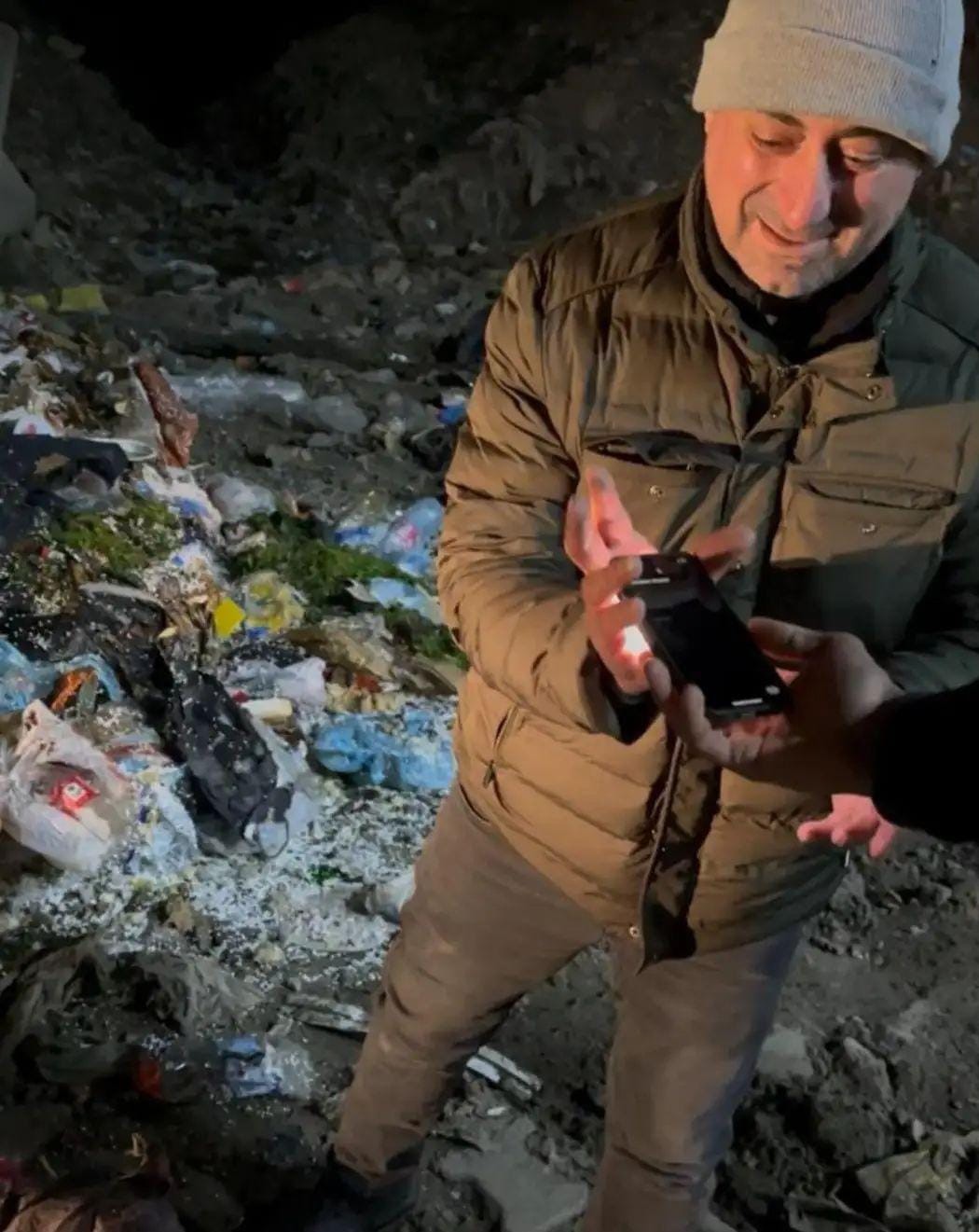 &Ccedil;&ouml;p kamyonu kayıp c&uuml;zdan i&ccedil;in durduruldu, para sahibine ulaştırıldı
