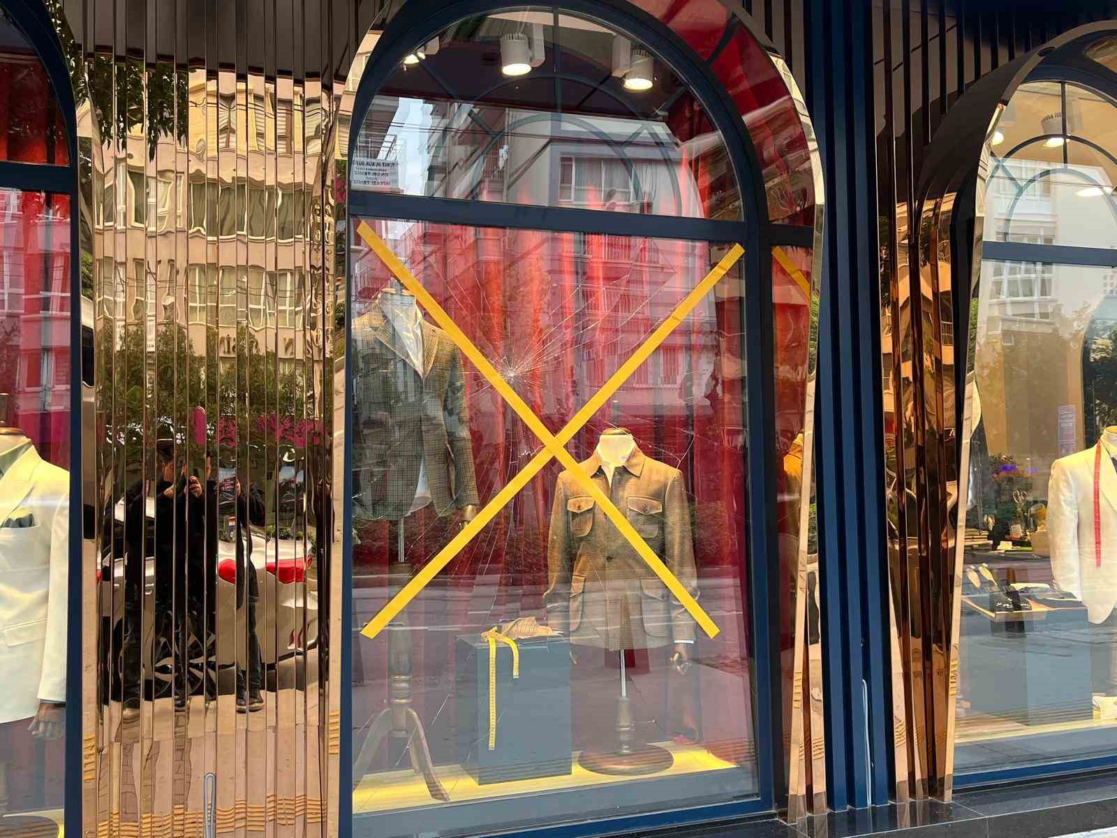 Alkoll&uuml; trans birey, başıyla vurduğu iş yeri vitrin camını kırdı
