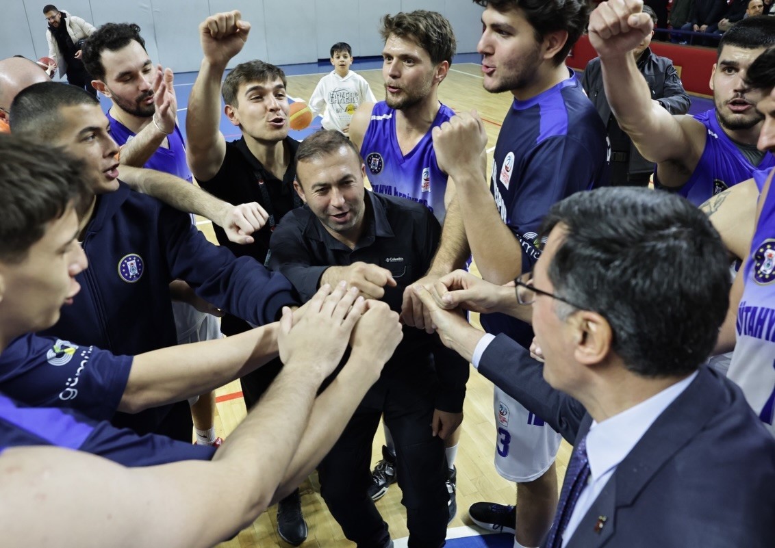 K&uuml;tahya Belediyespor Basketbol takımı zirve yarışını s&uuml;rd&uuml;r&uuml;yor
