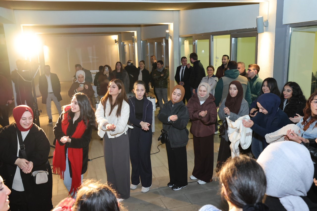 K&uuml;&ccedil;&uuml;k&ccedil;ekmeceli gen&ccedil;ler, en uzun gecede buluştu
