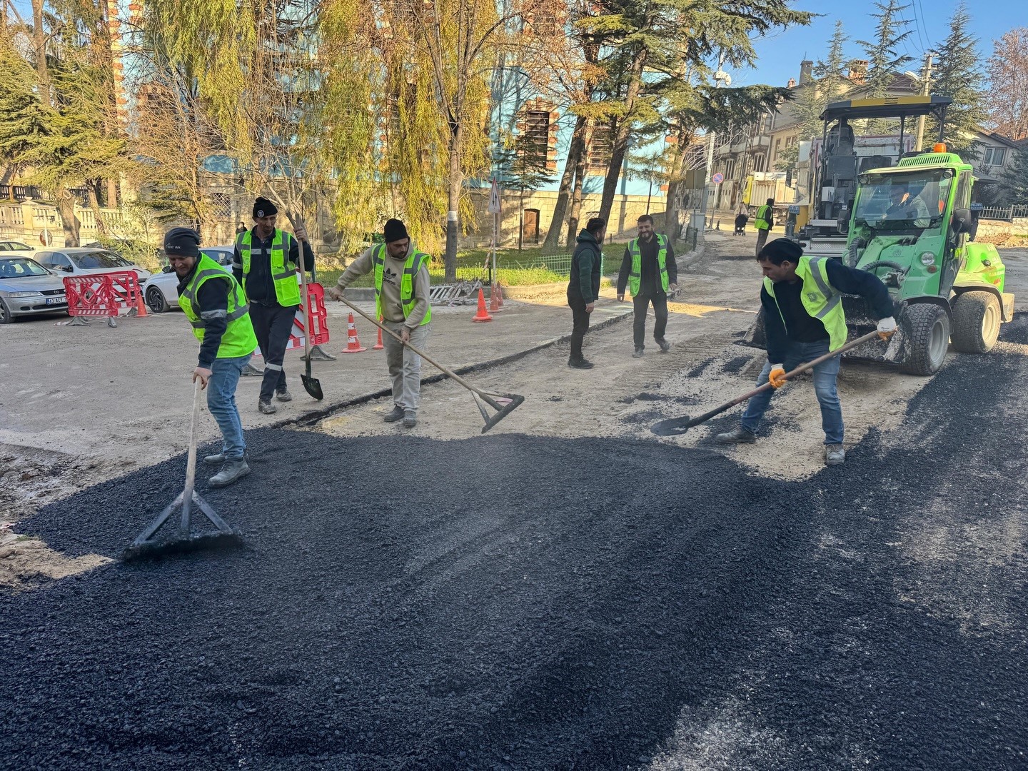 Saray Mahallesi&rsquo;nde asfalt &ccedil;alışmaları s&uuml;r&uuml;yor
