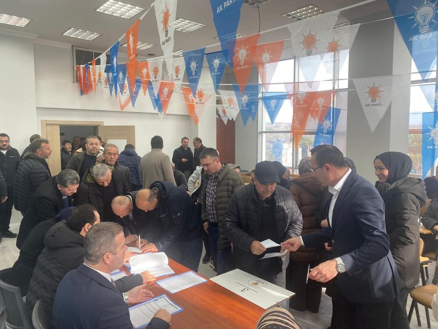 Gediz AK Parti&rsquo;de yeni il&ccedil;e başkanı i&ccedil;in temay&uuml;l yoklaması yapıldı
