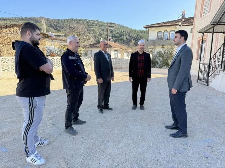 K&ouml;y camii bah&ccedil;esinde parke taşı ve &ccedil;evre d&uuml;zenlemesi tamamlandı
