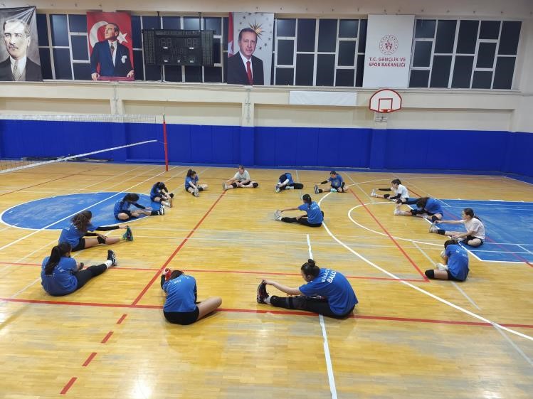 Bilecik’te spor okullarında voleybol antrenmanları sürüyor