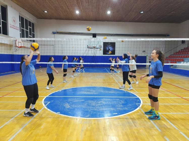 Bilecik&rsquo;te spor okullarında voleybol antrenmanları s&uuml;r&uuml;yor
