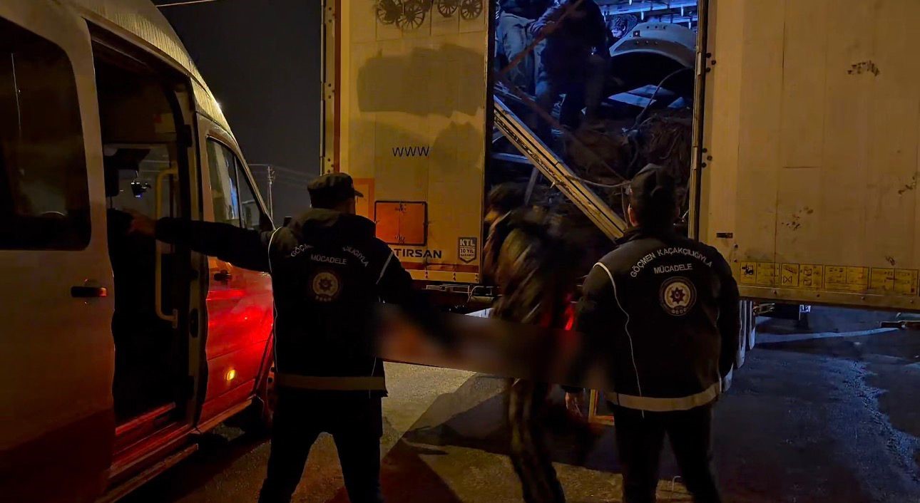 Ağrı’da tır dorsesinde 14 düzensiz göçmen yakalandı