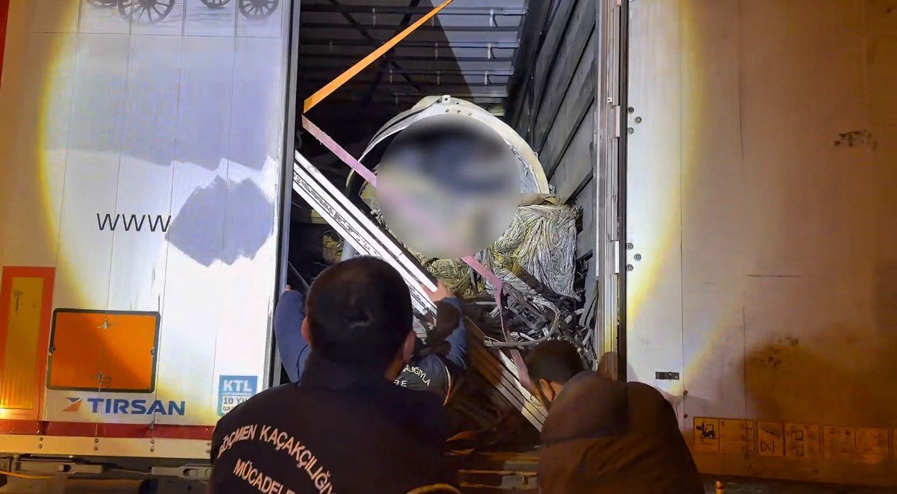 Ağrı’da tır dorsesinde 14 düzensiz göçmen yakalandı