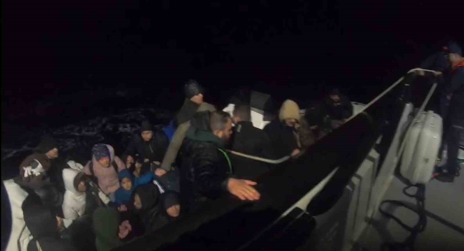 İzmir a&ccedil;ıklarında 25 d&uuml;zensiz g&ouml;&ccedil;men yakalandı, 33 g&ouml;&ccedil;men kurtarıldı
